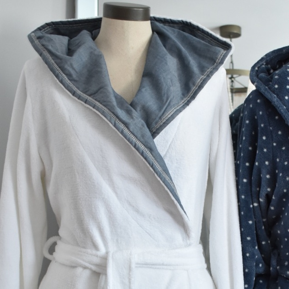 Shot plush hooded robe